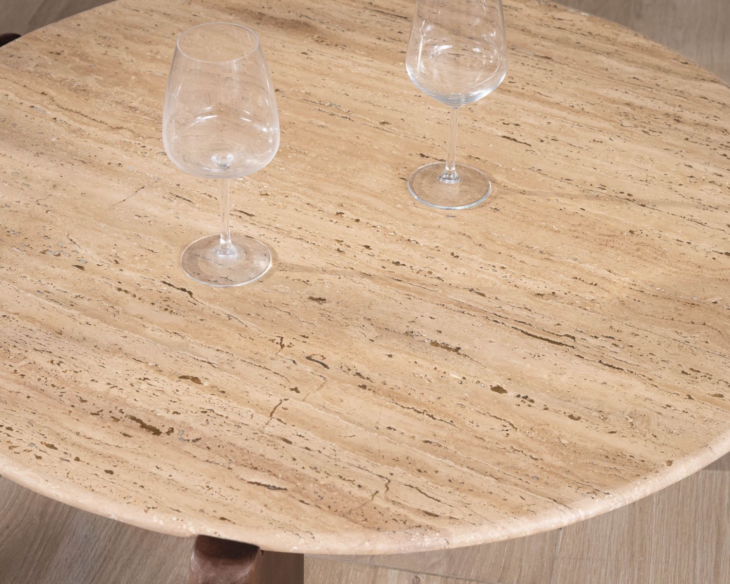 Mesa de salón redonda de travertino y madera de mango «Archipel», 90 cm