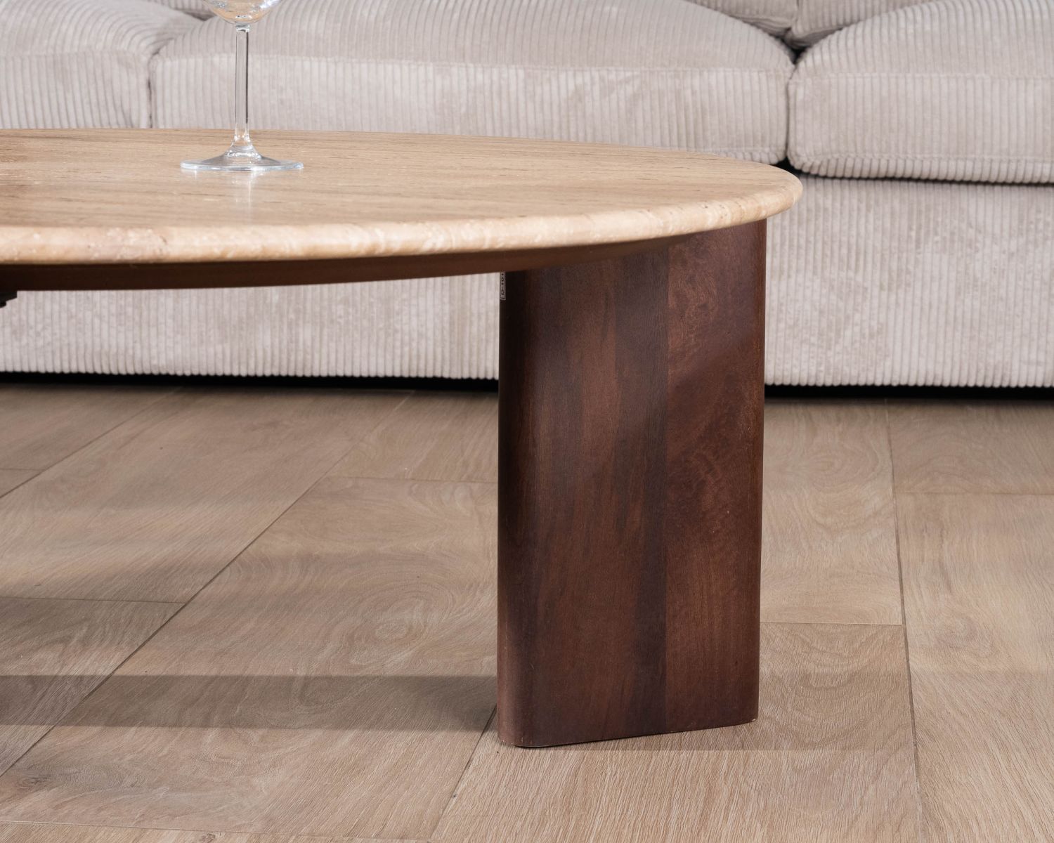 Mesa de salón redonda de travertino y madera de mango «Archipel», 90 cm