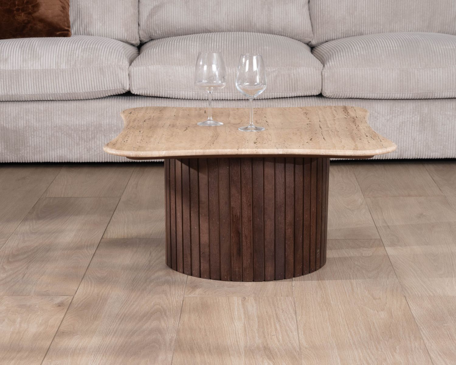Mesa de centro de diseño «Archipel», de travertino y madera de mango, con patas en forma de semiesferas