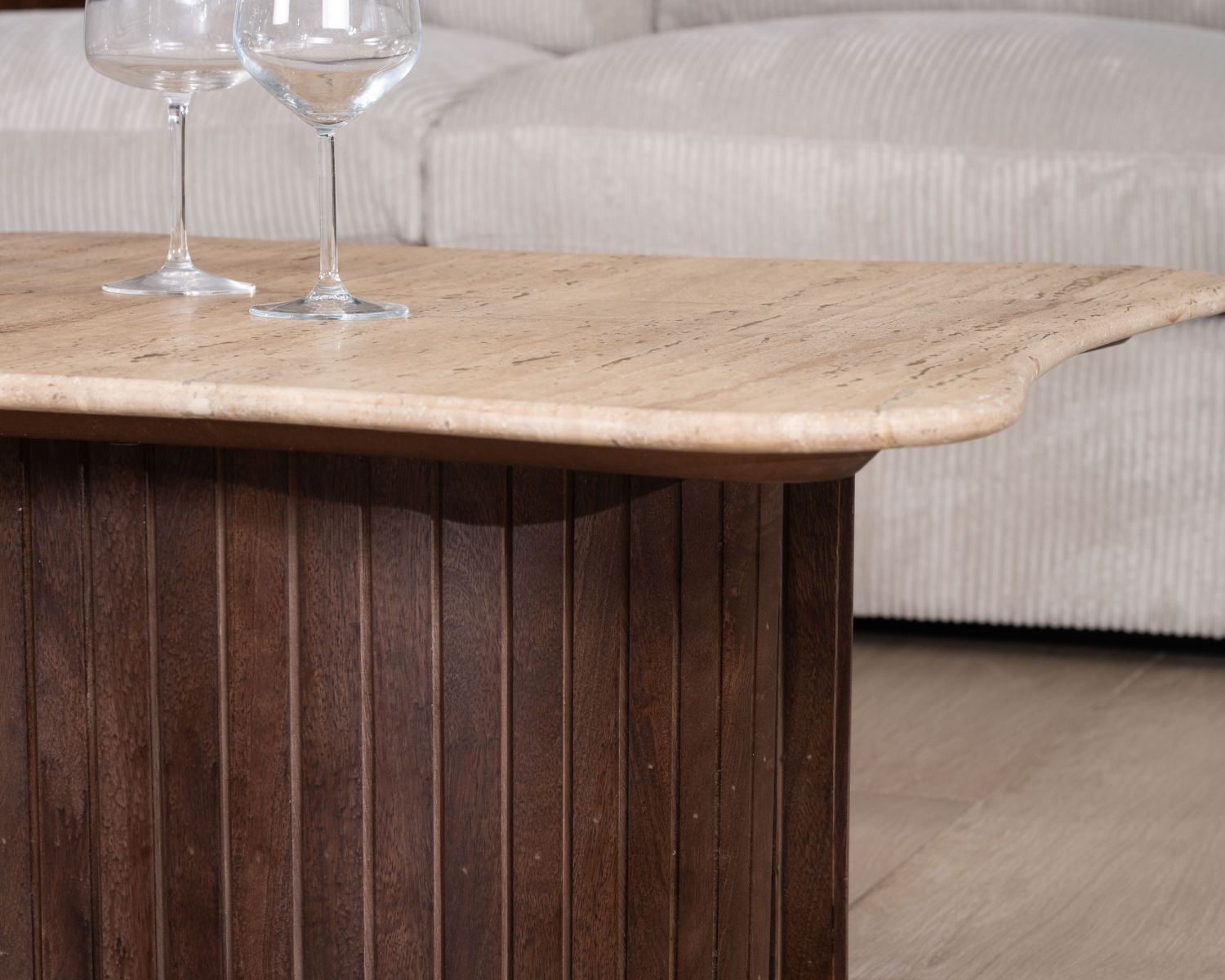 Mesa de centro de diseño «Archipel», de travertino y madera de mango, con patas en forma de semiesferas