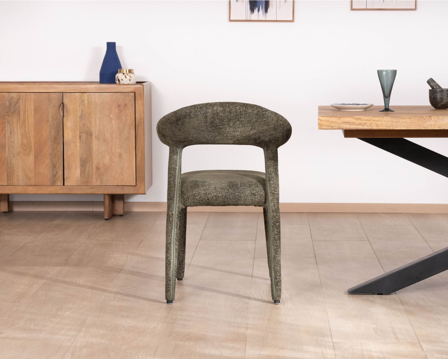 Lote de 2 sillas de comedor de diseño, totalmente tapizadas en tejido de rizo de color caqui «Amarello»