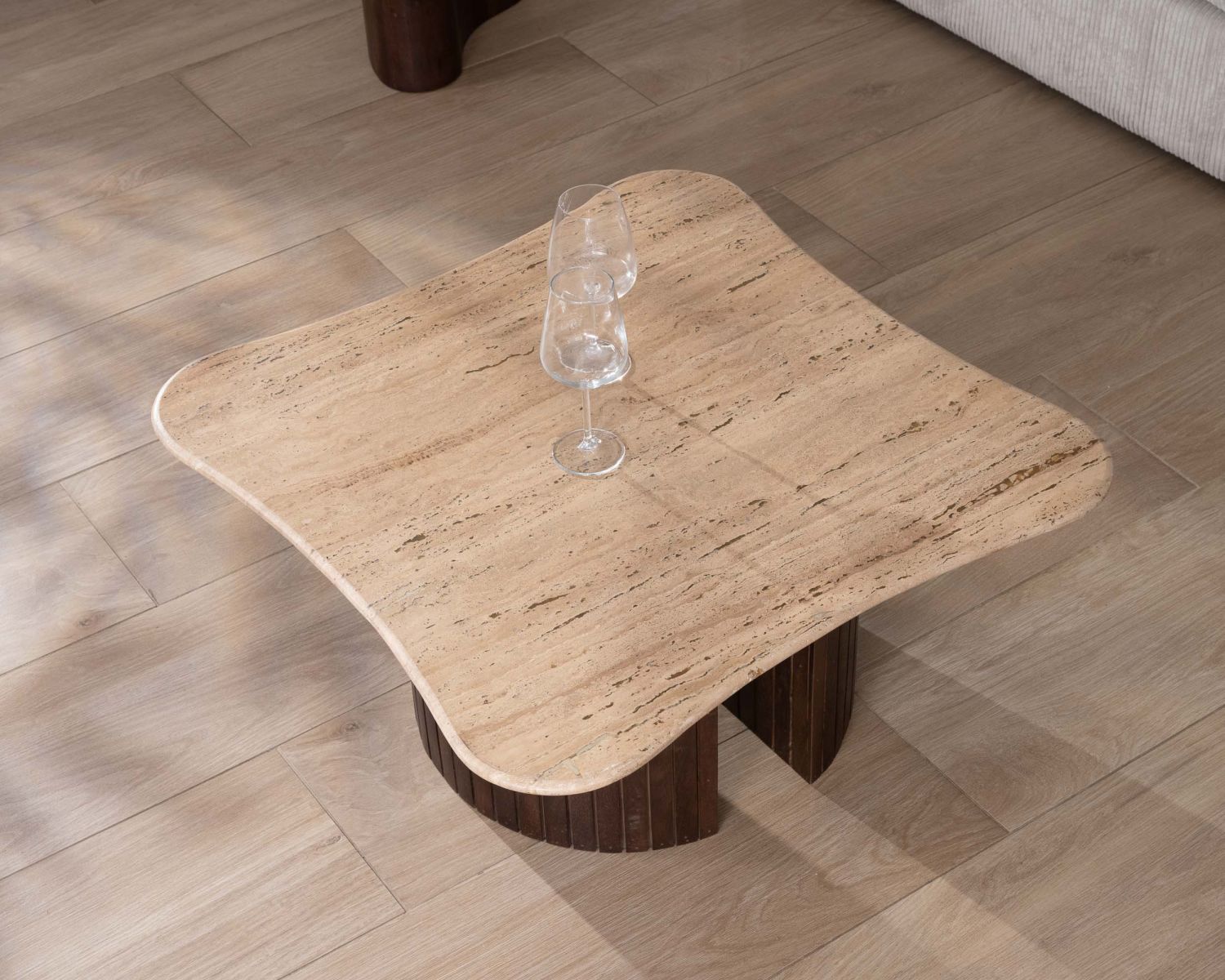 Mesa de centro de diseño «Archipel», de travertino y madera de mango, con patas en forma de semiesferas