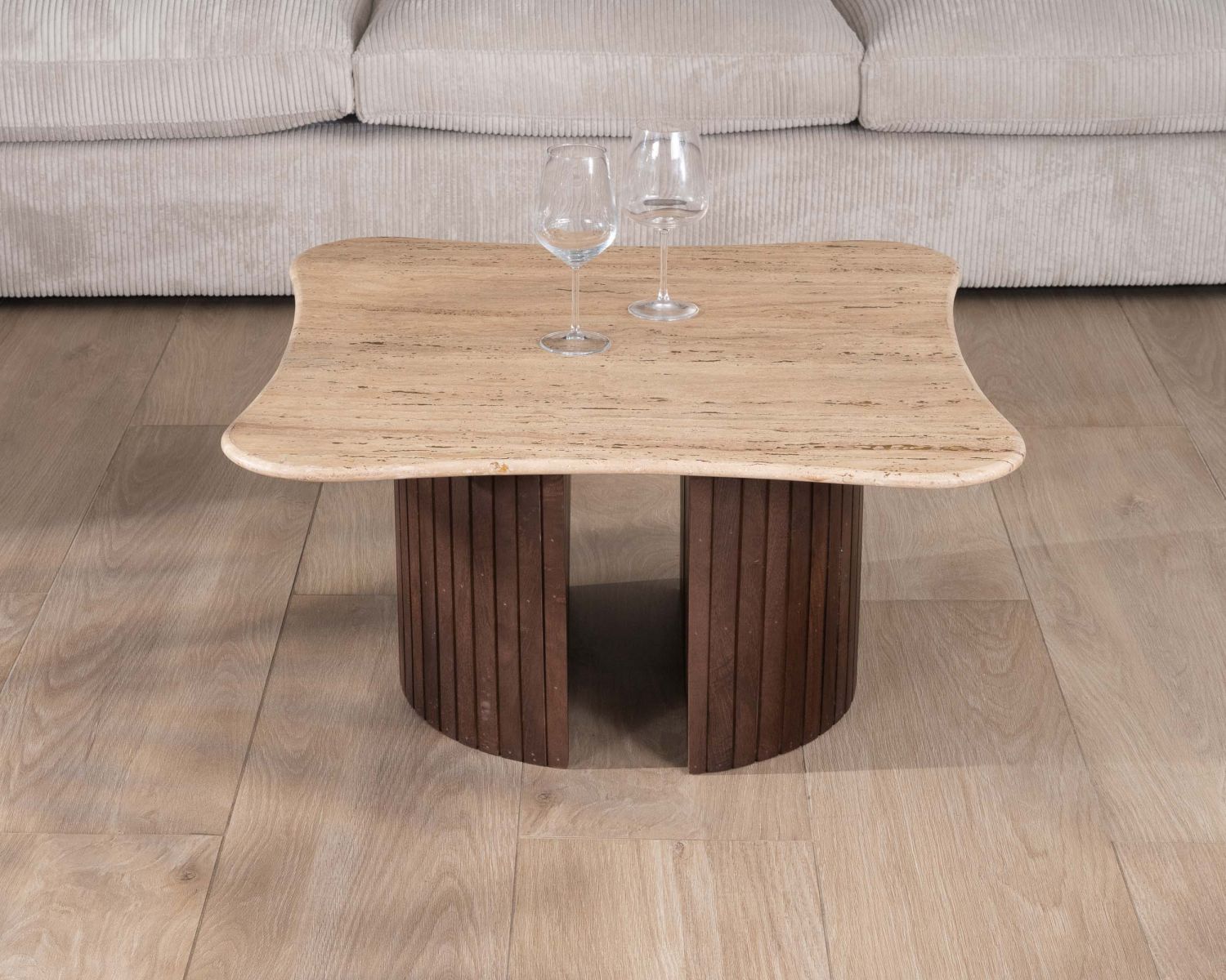 Mesa de centro de diseño «Archipel», de travertino y madera de mango, con patas en forma de semiesferas