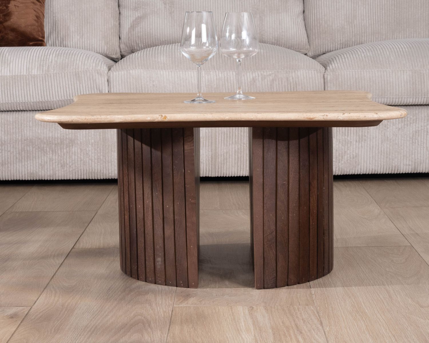 Mesa de centro de diseño «Archipel», de travertino y madera de mango, con patas en forma de semiesferas
