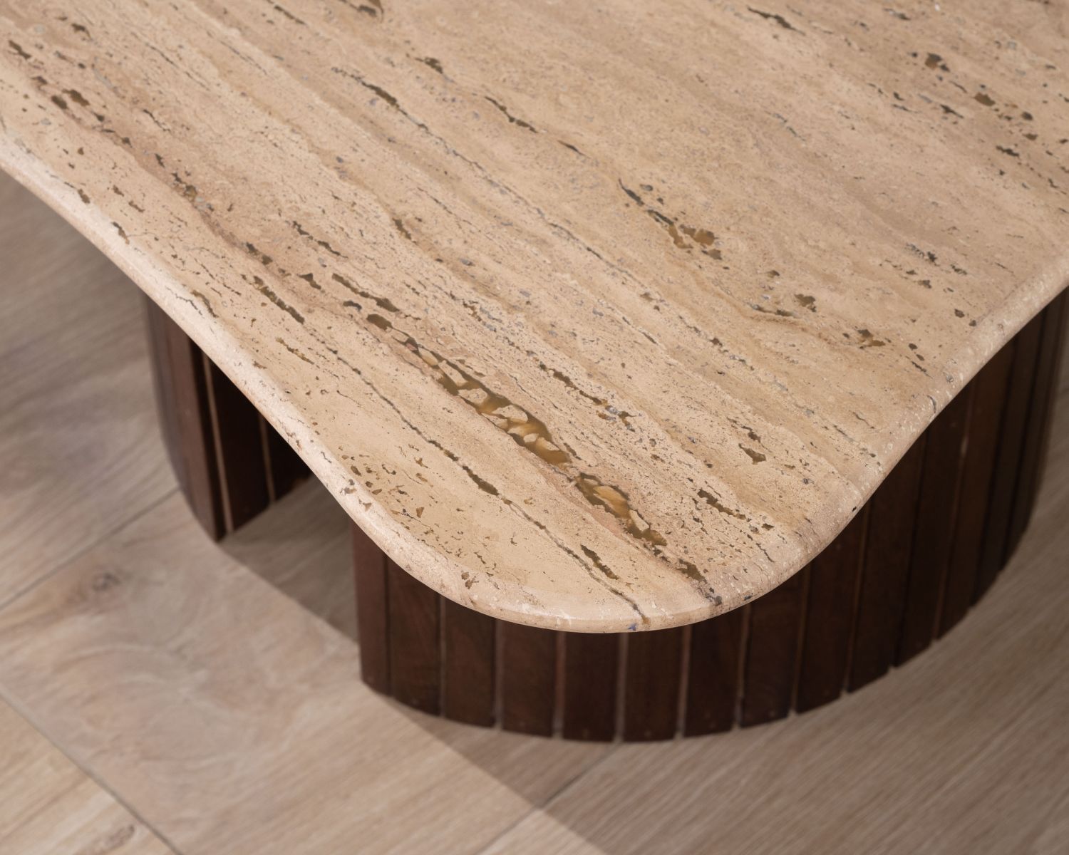 Mesa de centro de diseño «Archipel», de travertino y madera de mango, con patas en forma de semiesferas