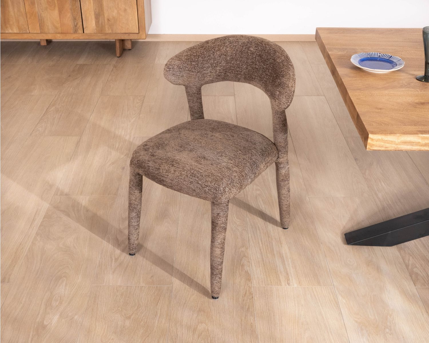 Lote de 2 sillas de diseño con tapizado integral en tejido de rizo marrón «Amarello»