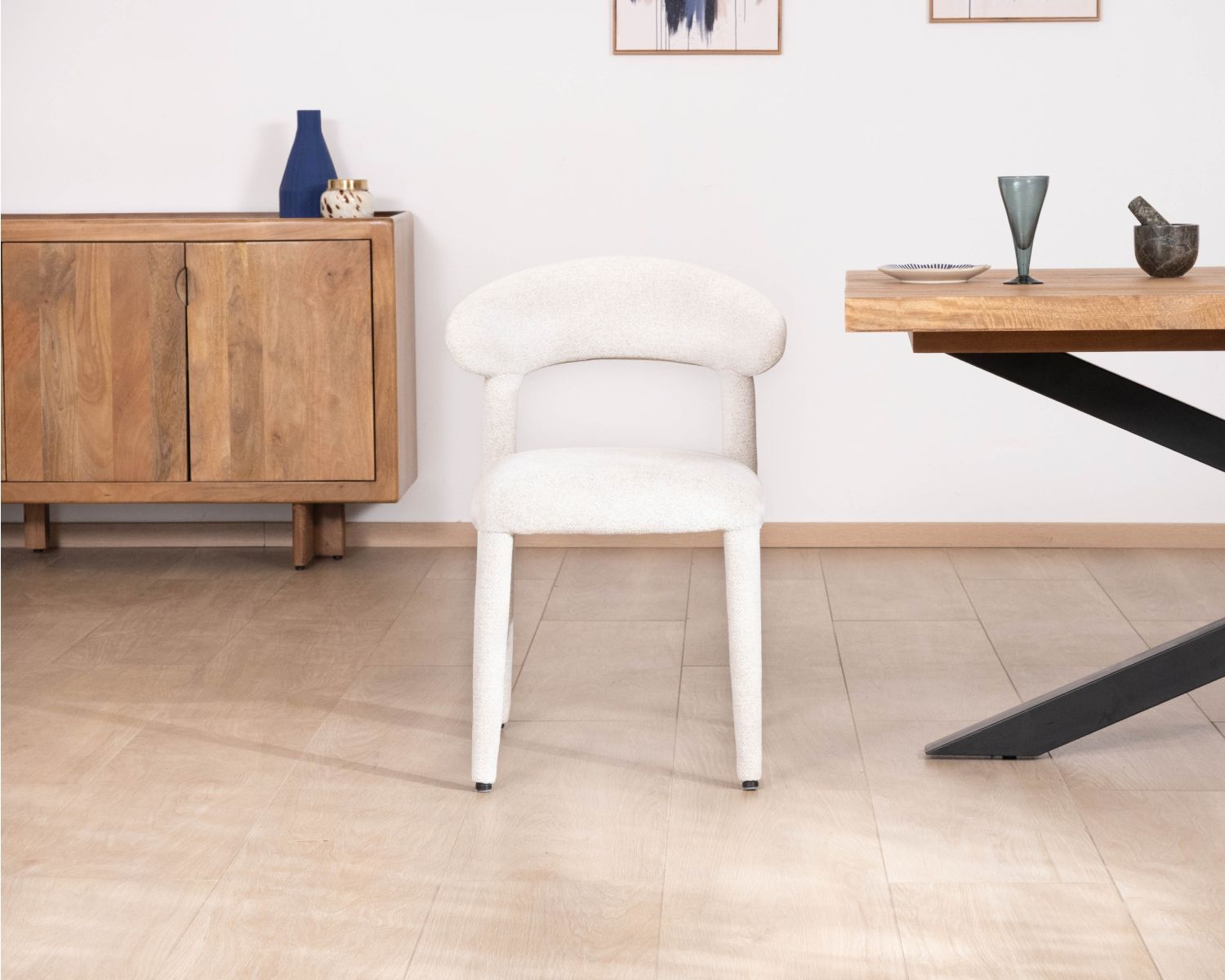 Lote de 2 sillas de diseño y cómodas, en tejido bouclé blanco «Amarello»