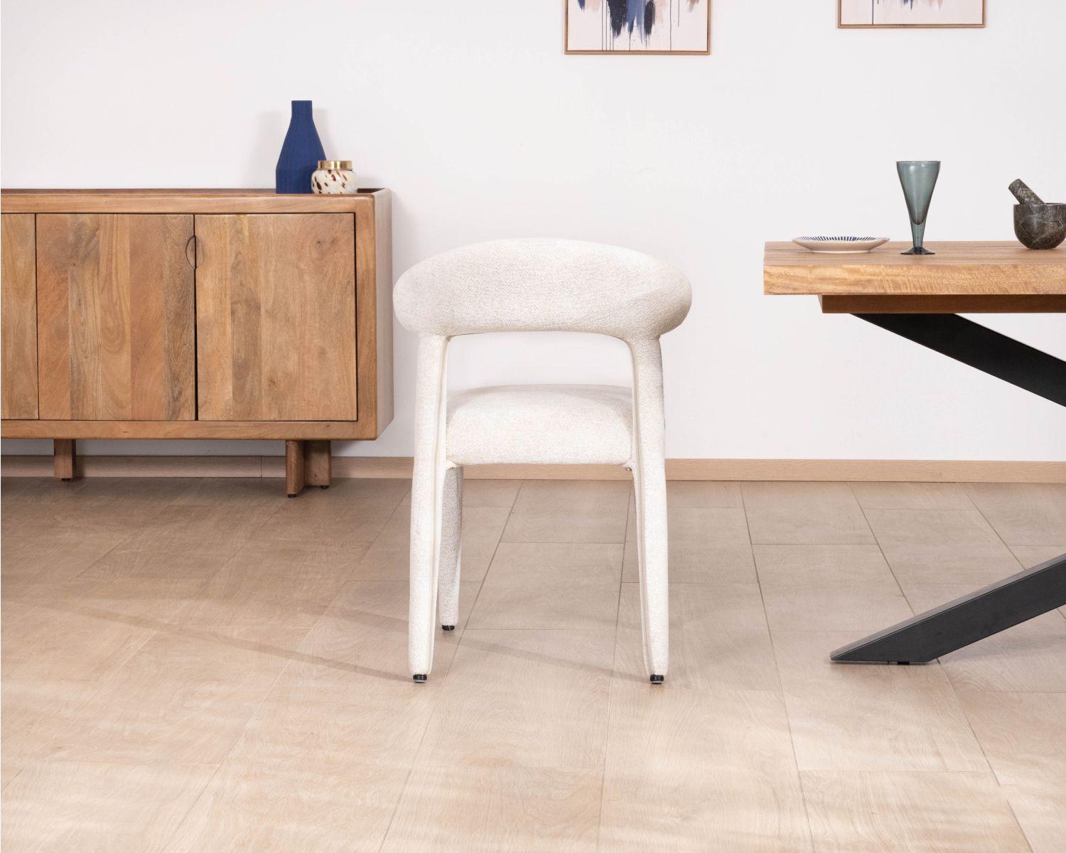 Lote de 2 sillas de diseño y cómodas, en tejido bouclé blanco «Amarello»