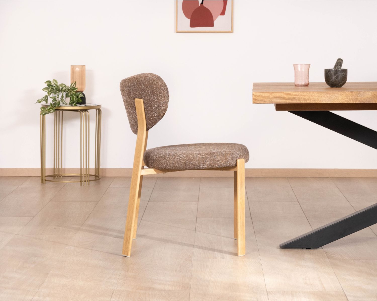 Juego de 2 sillas de comedor apilables, de diseño acogedor, modelo «Staccato», con tejido de trama marrón y patas con acabado de roble
