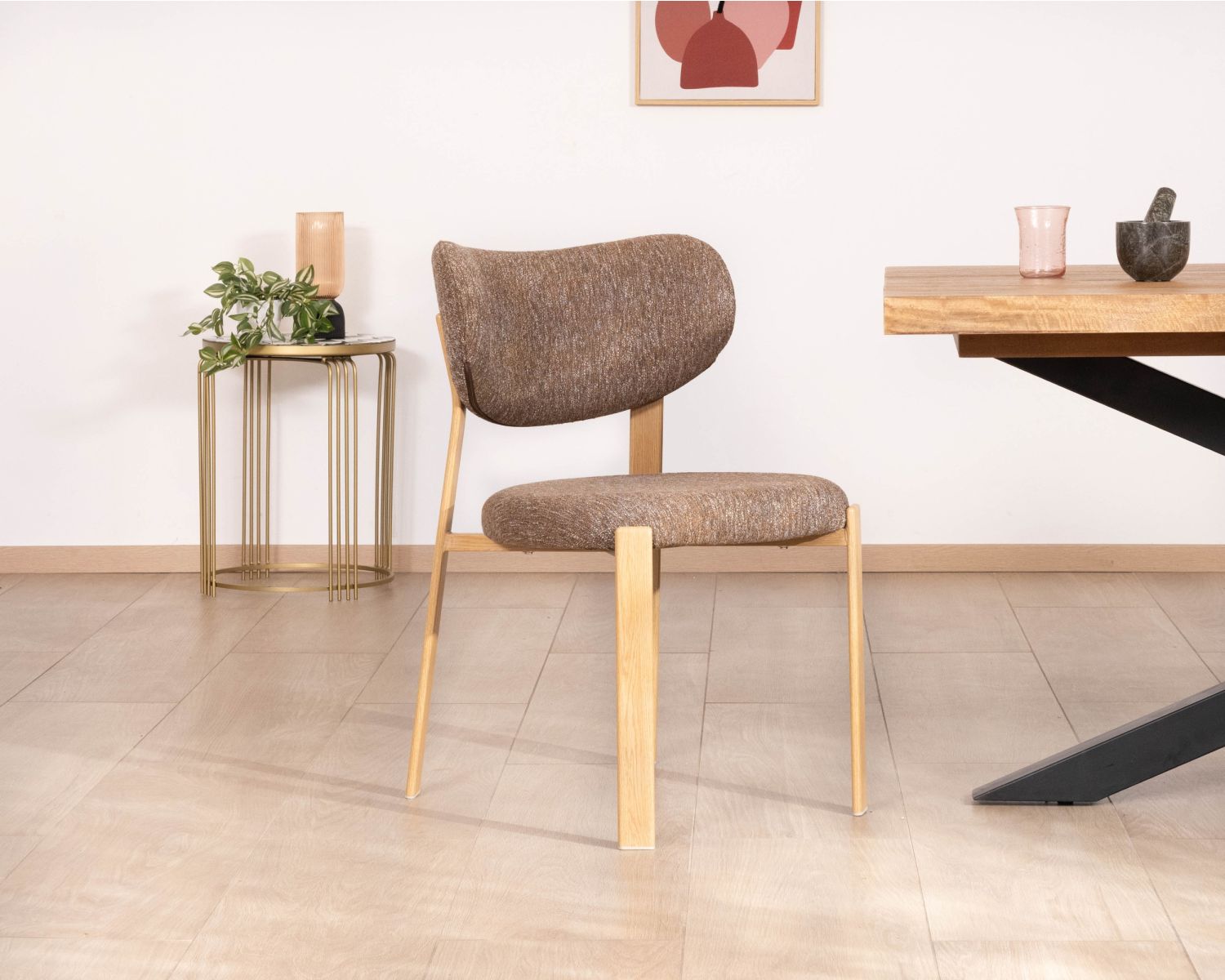 Juego de 2 sillas de comedor apilables, de diseño acogedor, modelo «Staccato», con tejido de trama marrón y patas con acabado de roble