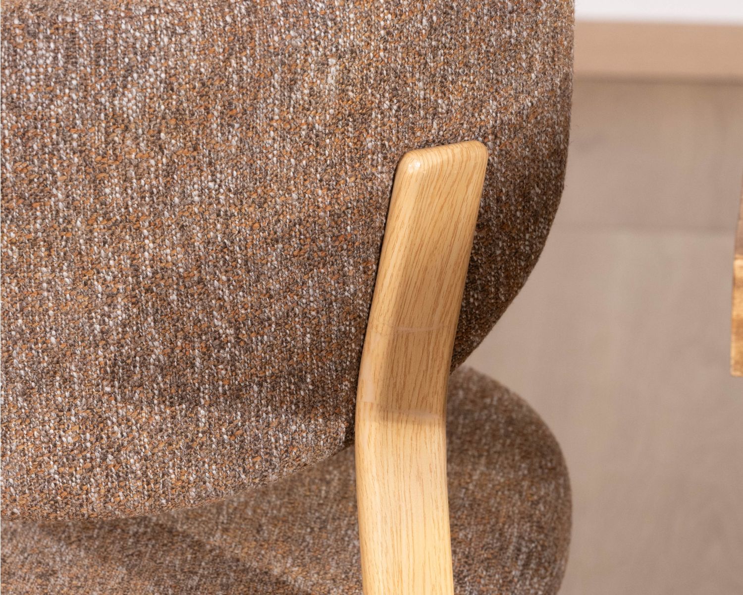 Juego de 2 sillas de comedor apilables, de diseño acogedor, modelo «Staccato», con tejido de trama marrón y patas con acabado de roble