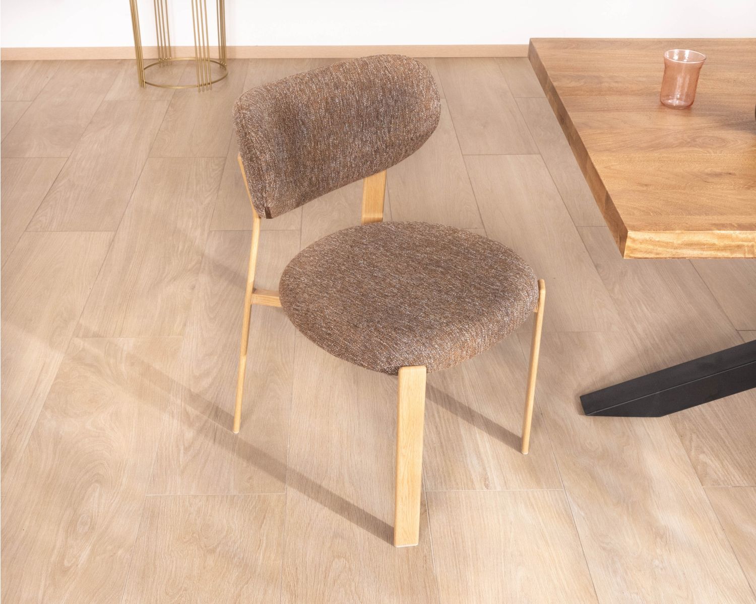 Juego de 2 sillas de comedor apilables, de diseño acogedor, modelo «Staccato», con tejido de trama marrón y patas con acabado de roble