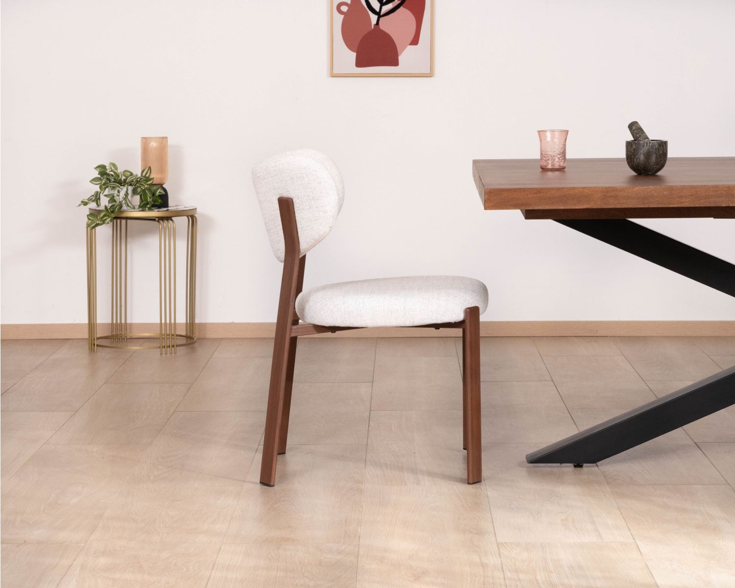 Lote de 2 sillas de comedor apilables de estilo retro, en tejido de trama blanca «Staccato», con patas de aspecto de madera oscura