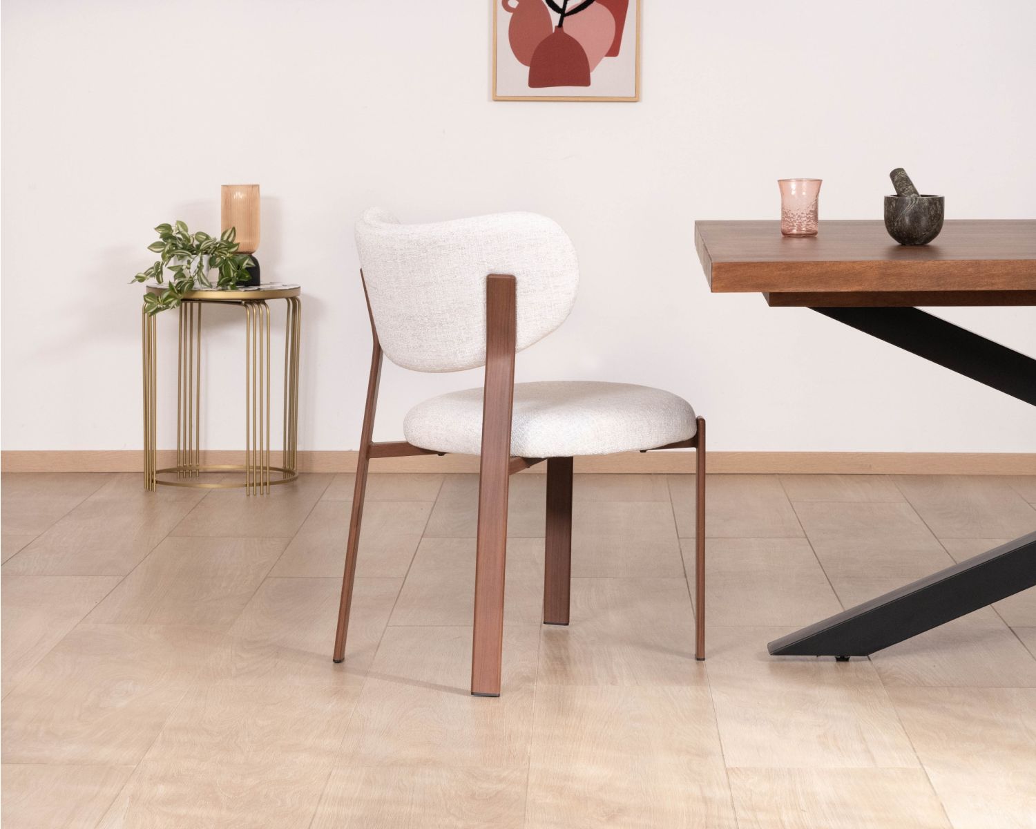 Lote de 2 sillas de comedor apilables de estilo retro, en tejido de trama blanca «Staccato», con patas de aspecto de madera oscura
