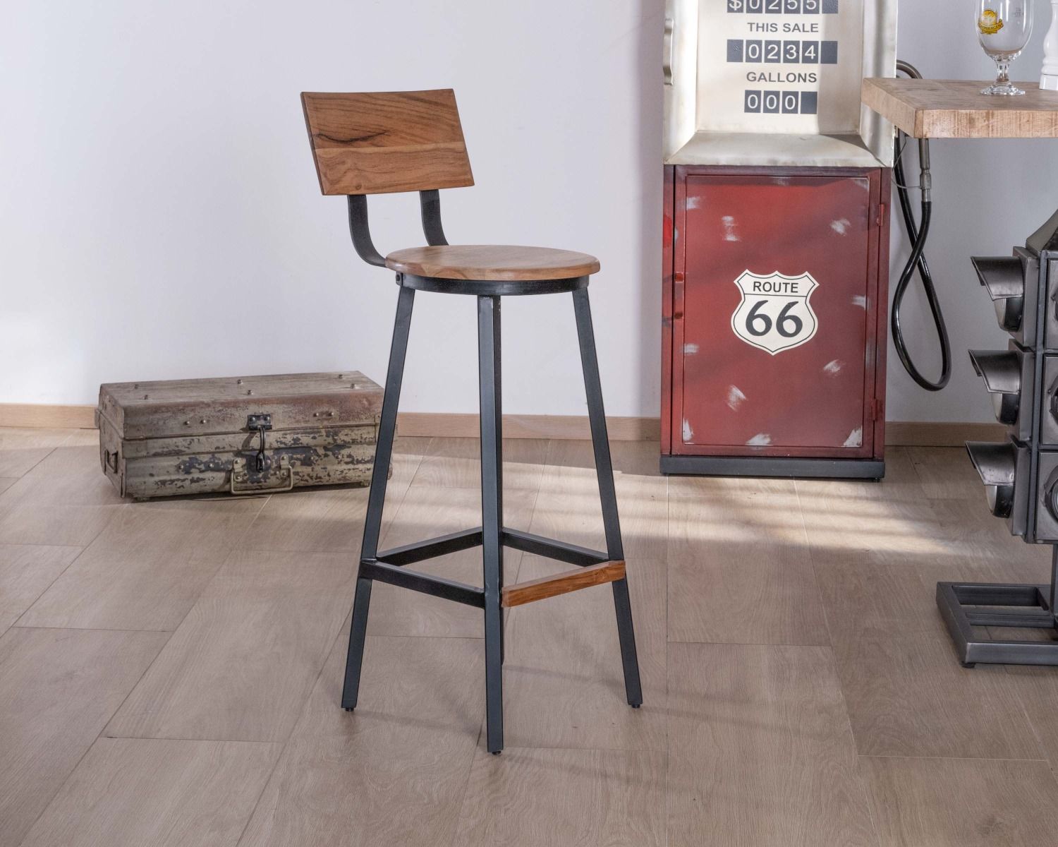 Trona de estilo industrial de acacia y metal negro «Los Ángeles»