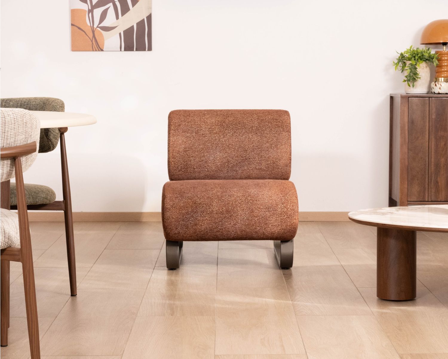 Sillón de diseño retro «Luno» en color terracota, con tejido de rizo y estructura de metal en color bronce