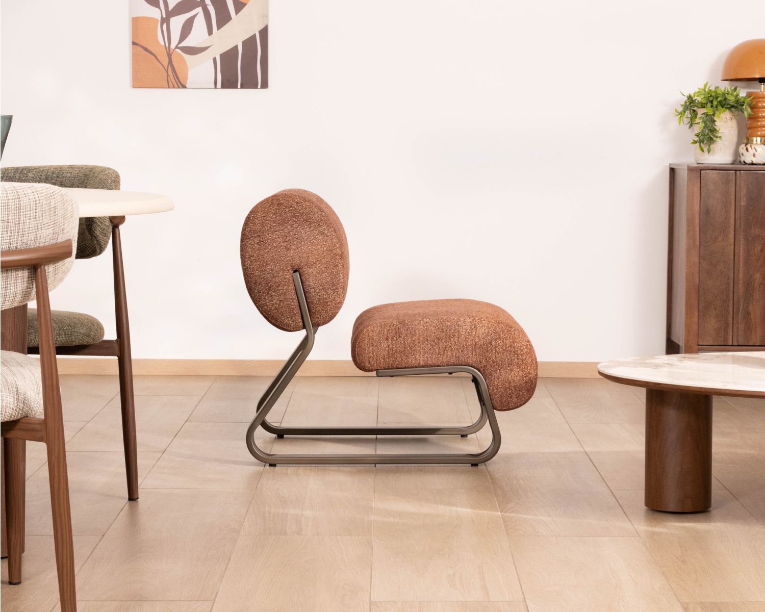 Sillón de diseño retro «Luno» en color terracota, con tejido de rizo y estructura de metal en color bronce