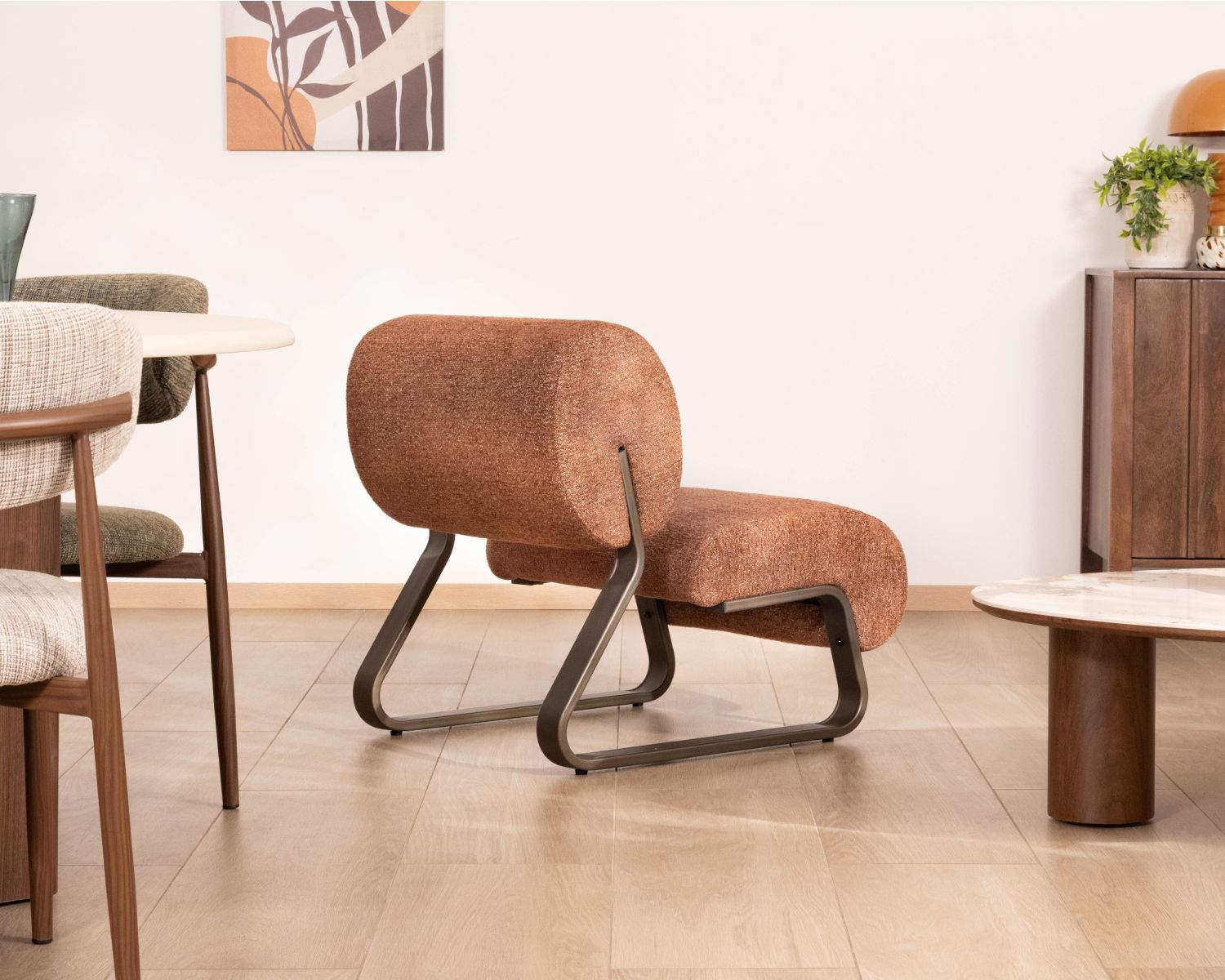 Sillón de diseño retro «Luno» en color terracota, con tejido de rizo y estructura de metal en color bronce
