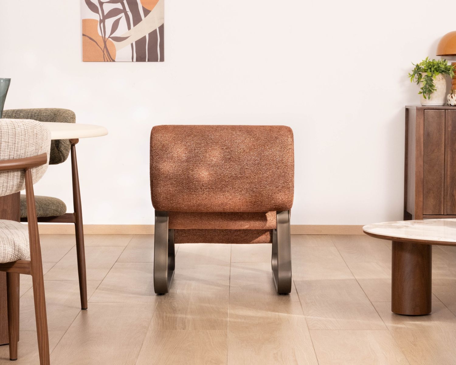 Sillón de diseño retro «Luno» en color terracota, con tejido de rizo y estructura de metal en color bronce