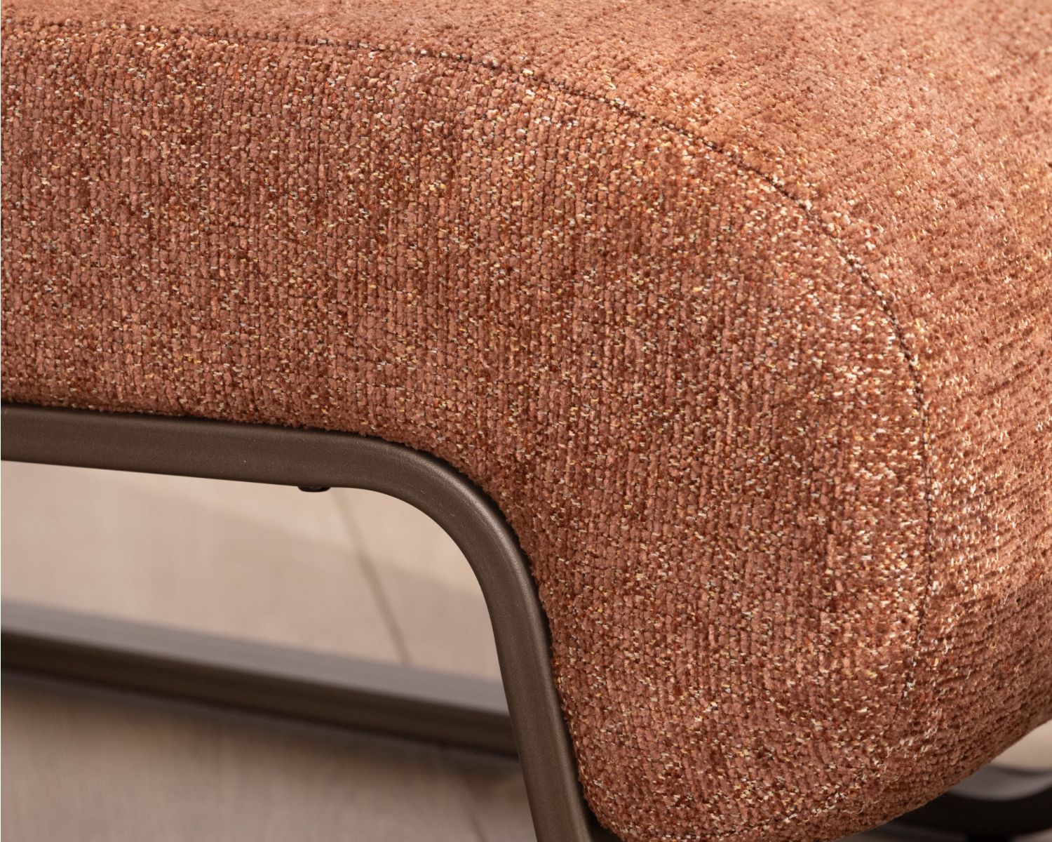 Sillón de diseño retro «Luno» en color terracota, con tejido de rizo y estructura de metal en color bronce