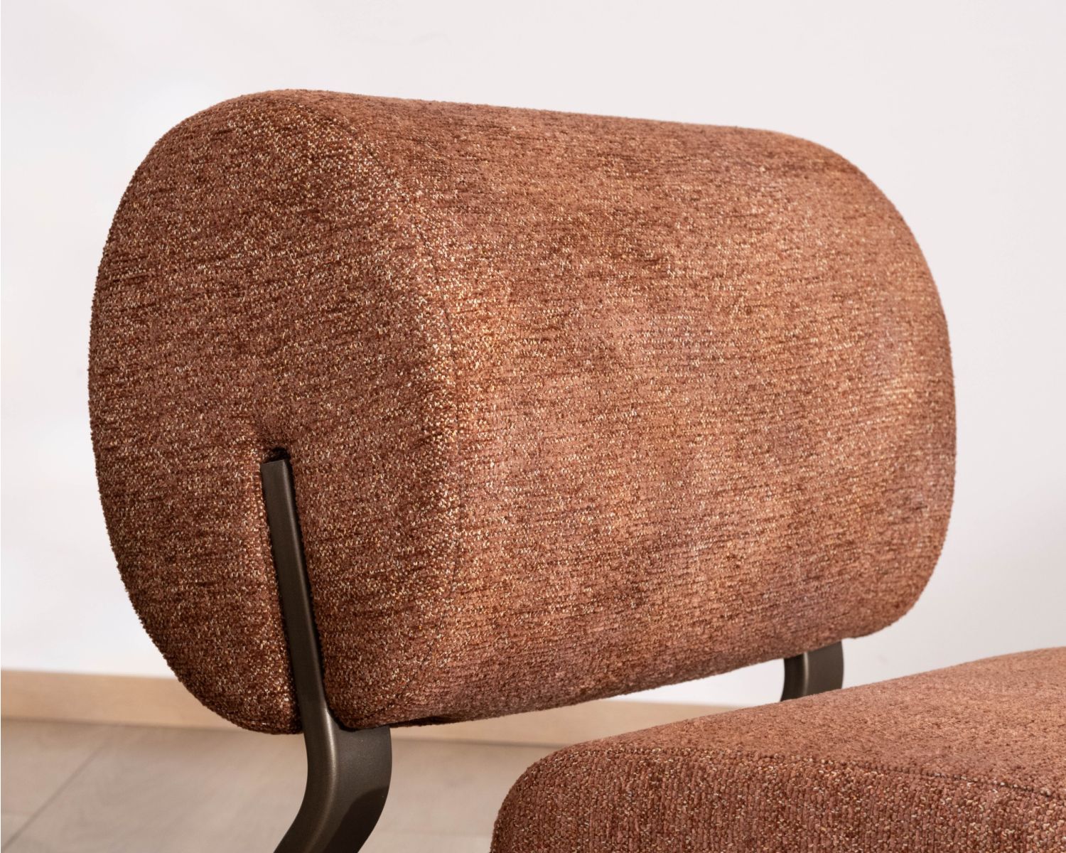 Sillón de diseño retro «Luno» en color terracota, con tejido de rizo y estructura de metal en color bronce