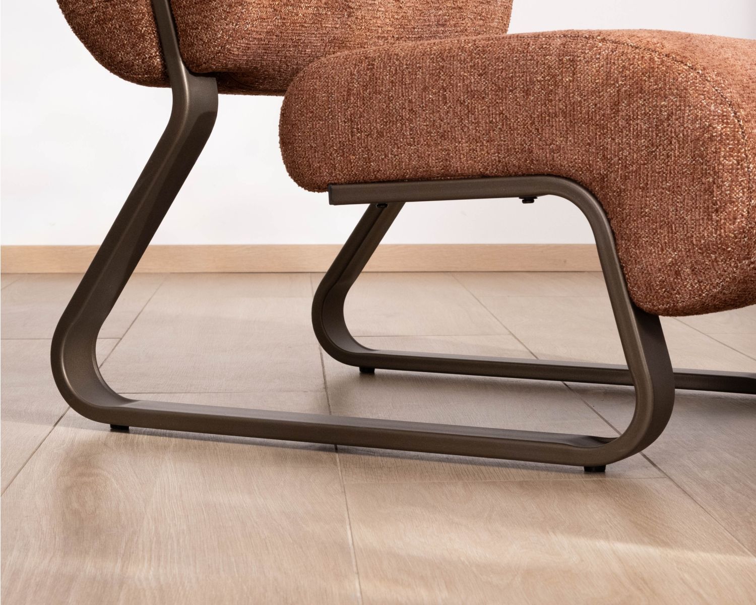 Sillón de diseño retro «Luno» en color terracota, con tejido de rizo y estructura de metal en color bronce