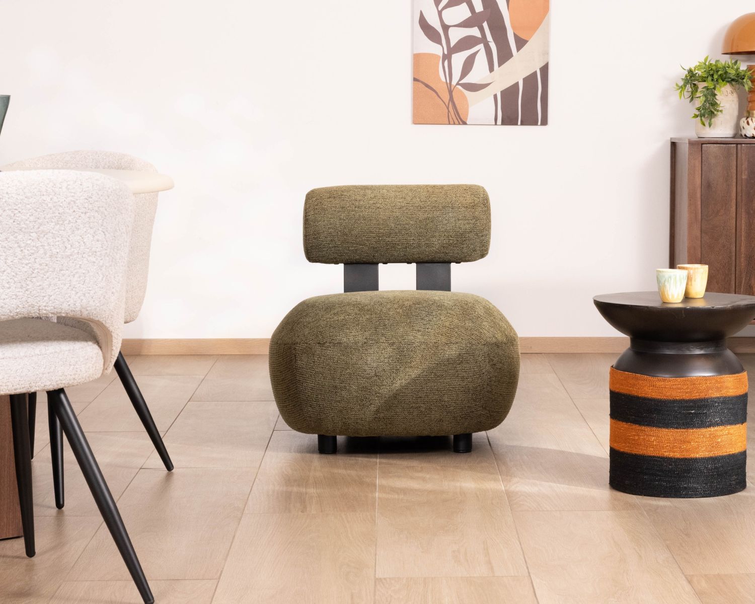 Sillón bajo de diseño moderno y orgánico, en tejido bouclé de color caqui «Luno»