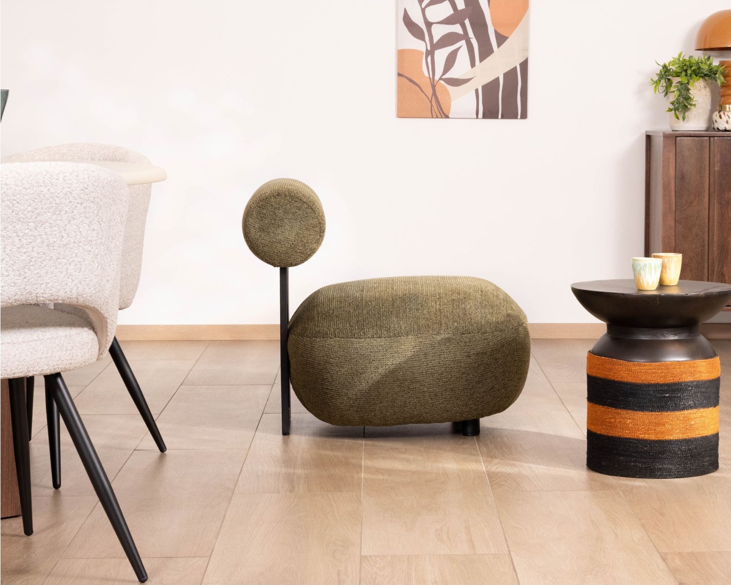 Sillón bajo de diseño moderno y orgánico, en tejido bouclé de color caqui «Luno»