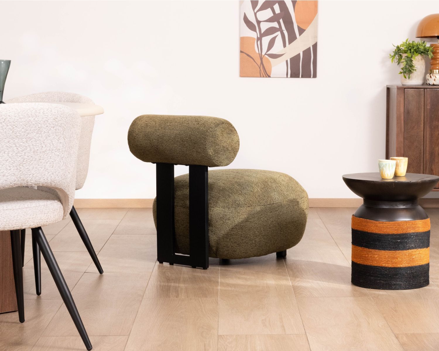 Sillón bajo de diseño moderno y orgánico, en tejido bouclé de color caqui «Luno»