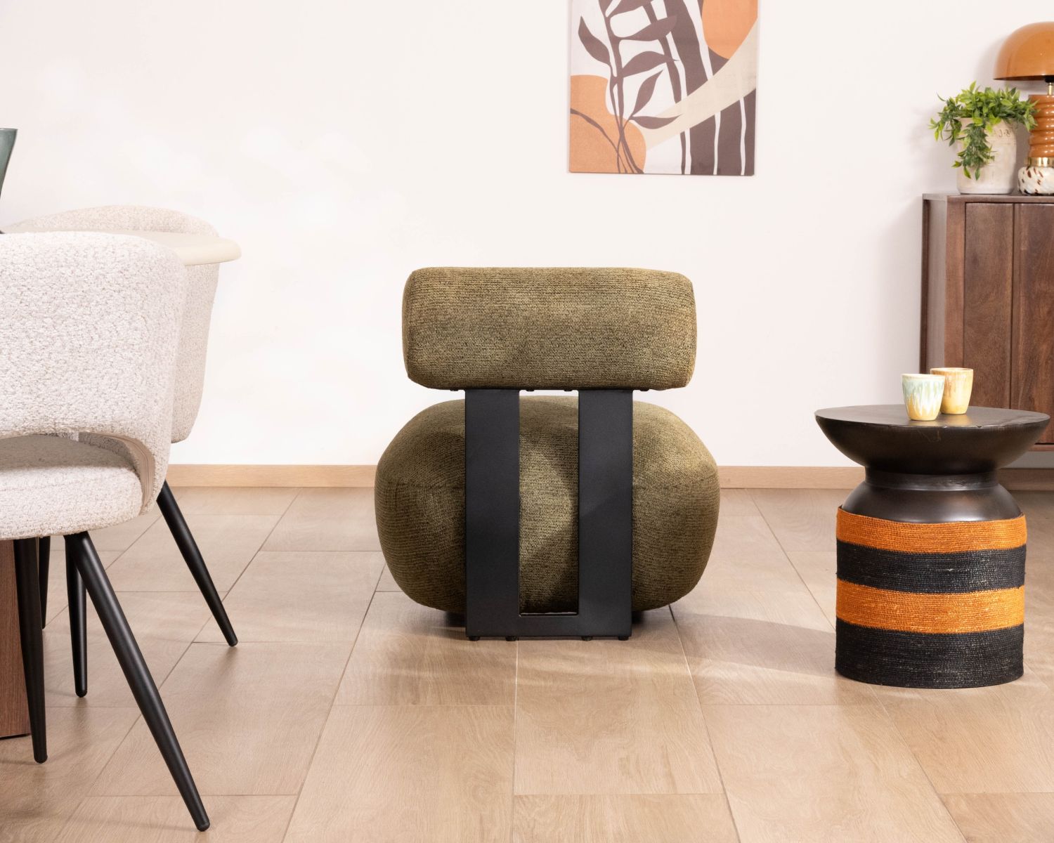 Sillón bajo de diseño moderno y orgánico, en tejido bouclé de color caqui «Luno»