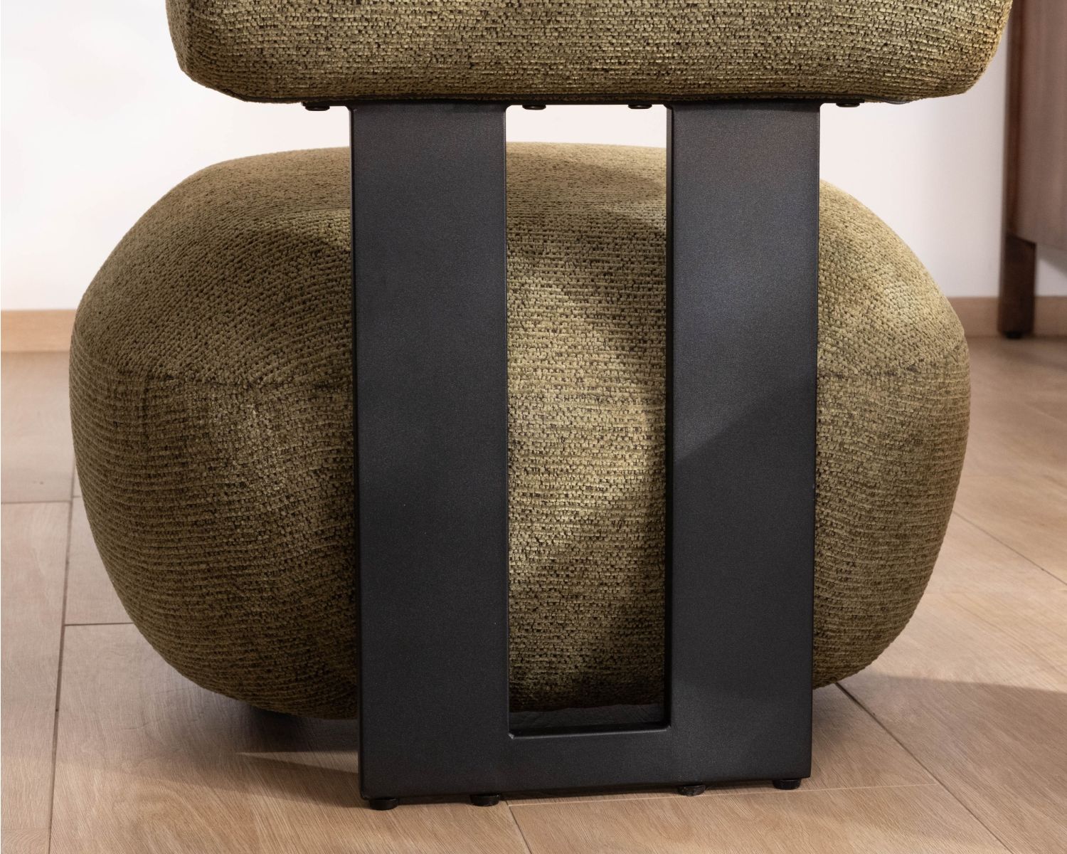 Sillón bajo de diseño moderno y orgánico, en tejido bouclé de color caqui «Luno»