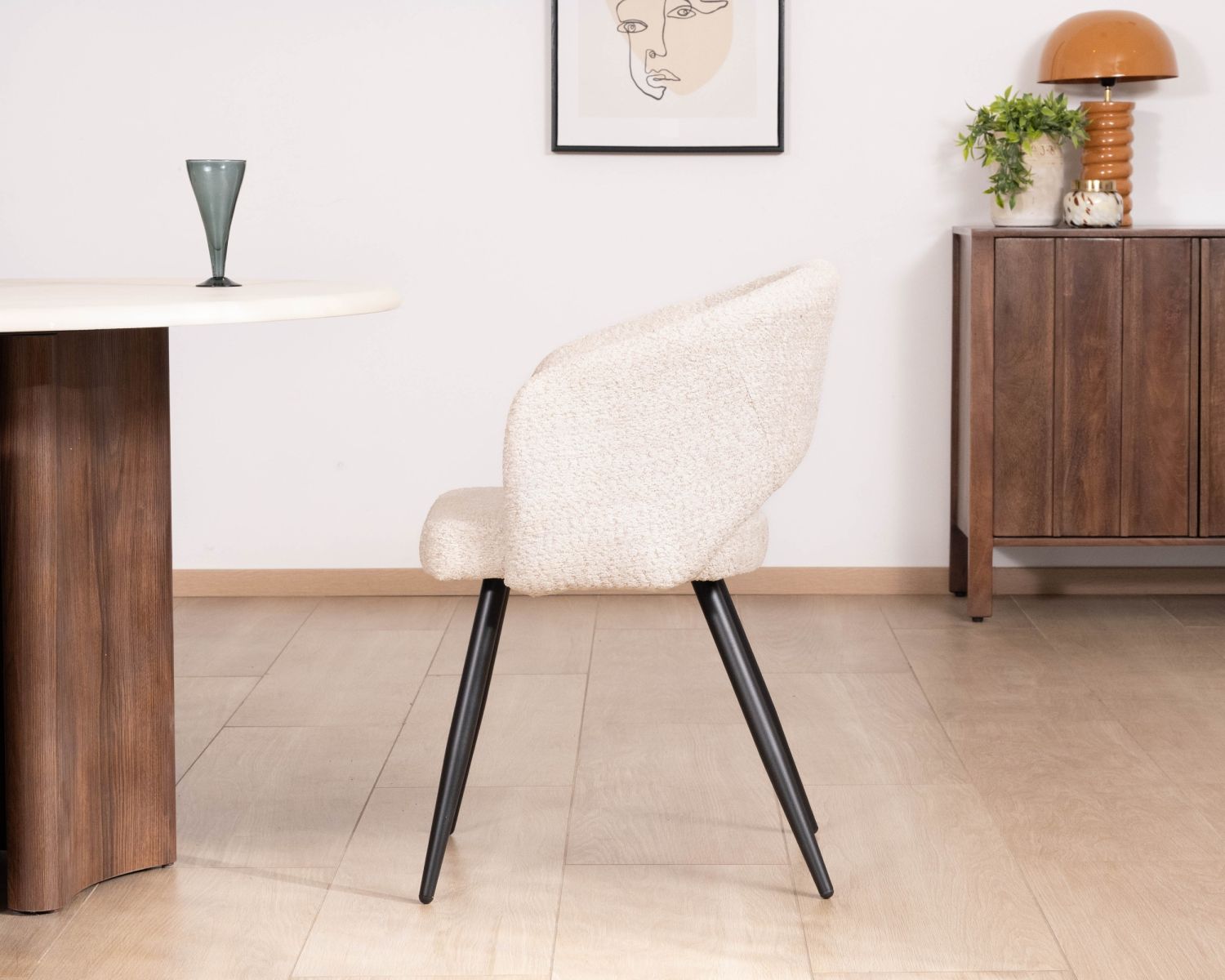 Lote de 2 sillas de estilo «newtro» en tejido bouclé de color blanco roto y patas de metal negro «Sonate»