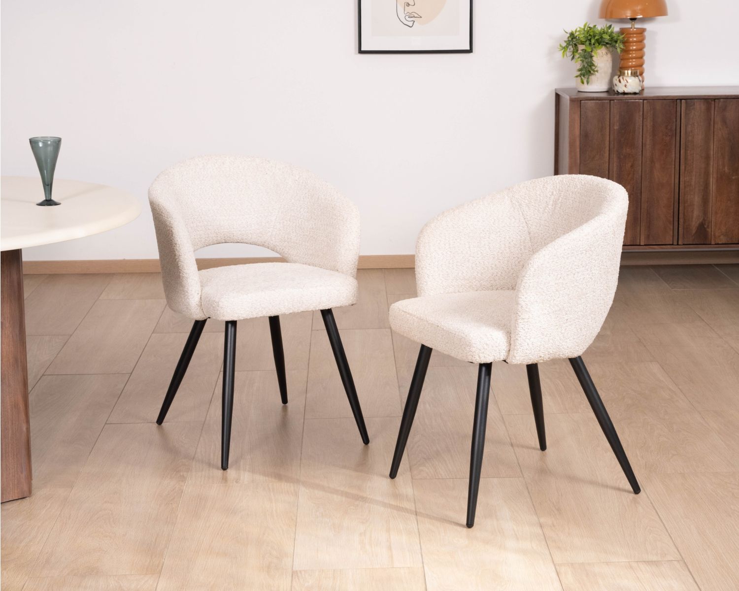 Lote de 2 sillas de estilo «newtro» en tejido bouclé de color blanco roto y patas de metal negro «Sonate»