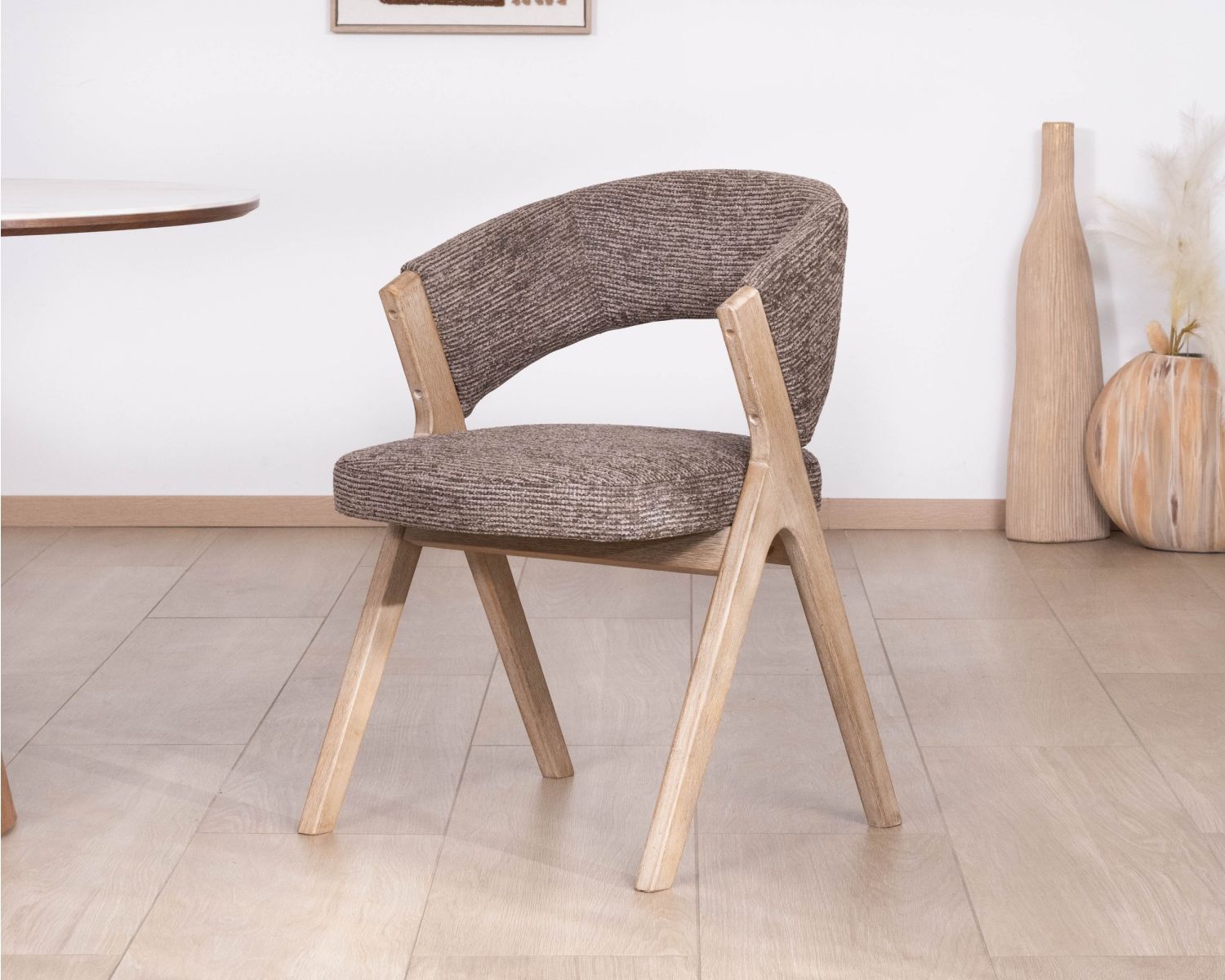 Lote de 2 sillas de comedor de diseño «Kyara» en tela marrón moka y madera de caucho