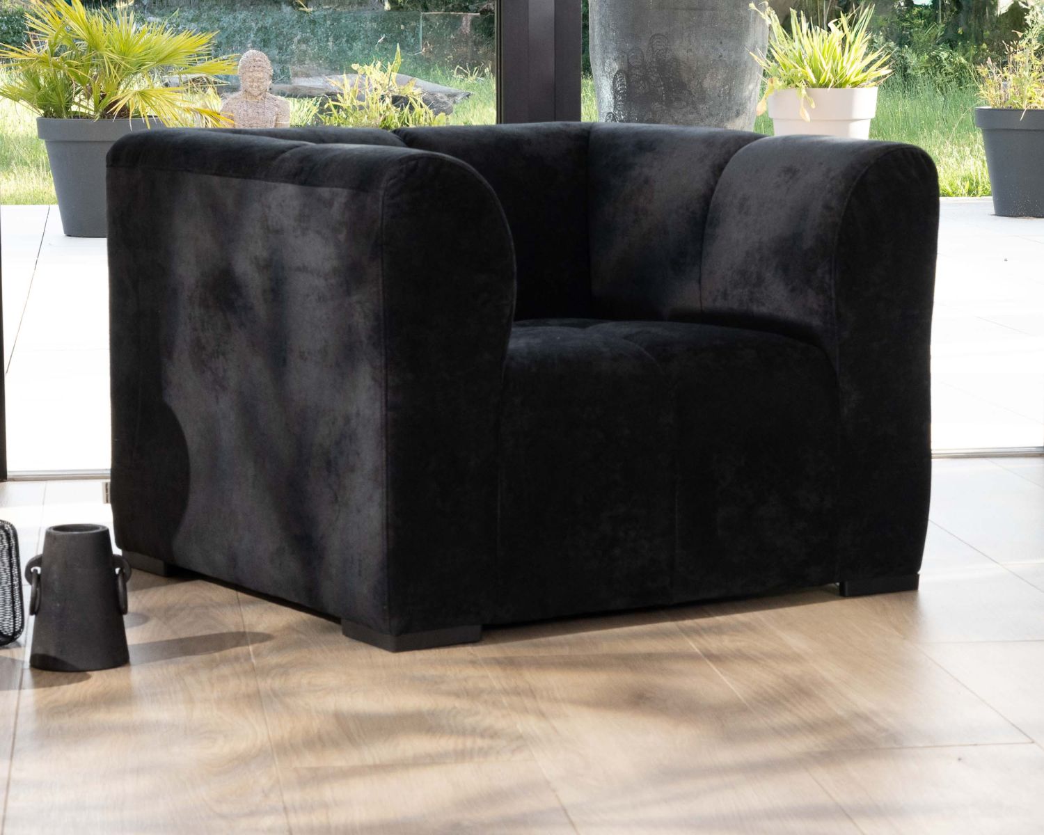 Sillón de diseño cúbico en terciopelo antracita con costuras «Enjoy Home»