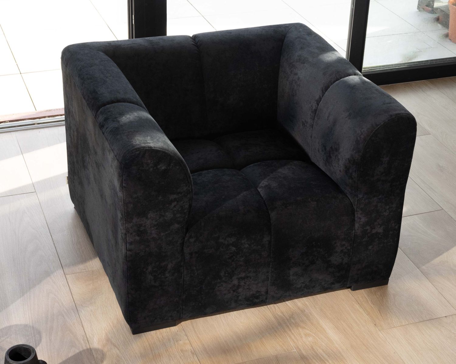 Sillón de diseño cúbico en terciopelo antracita con costuras «Enjoy Home»
