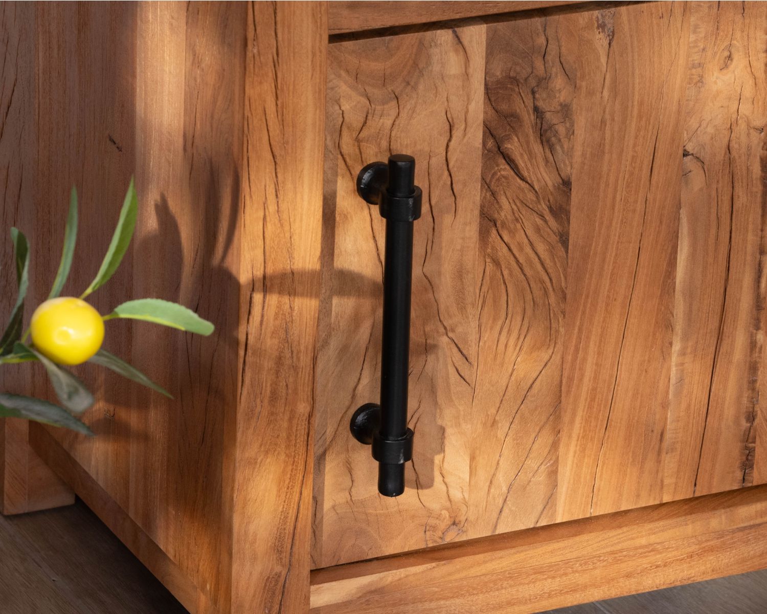 Mesita de noche de madera reciclada con estilo rústico «Mokal»