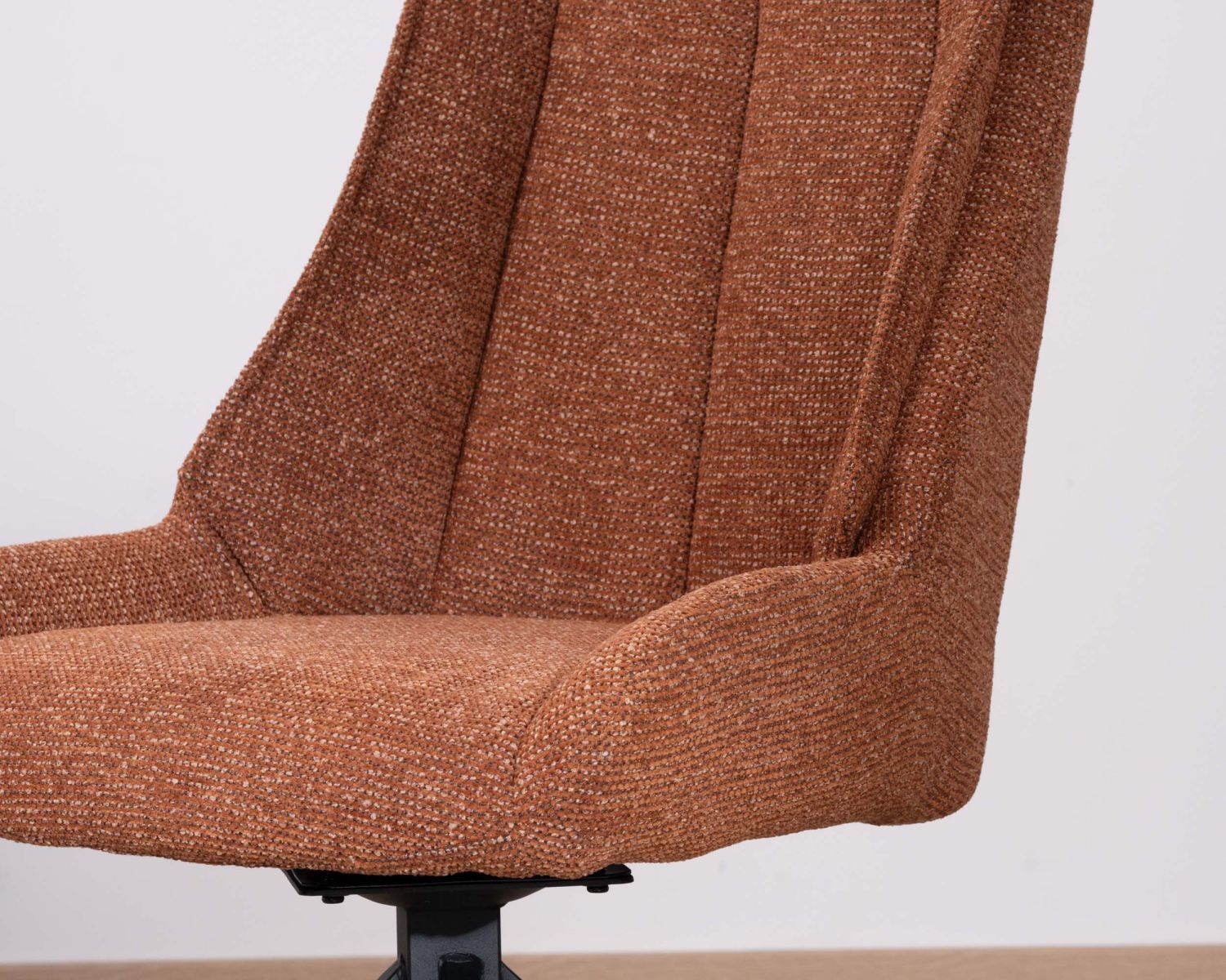 Lote de 2 sillas contemporáneas de tela color terracota «Webber» con base giratoria negra