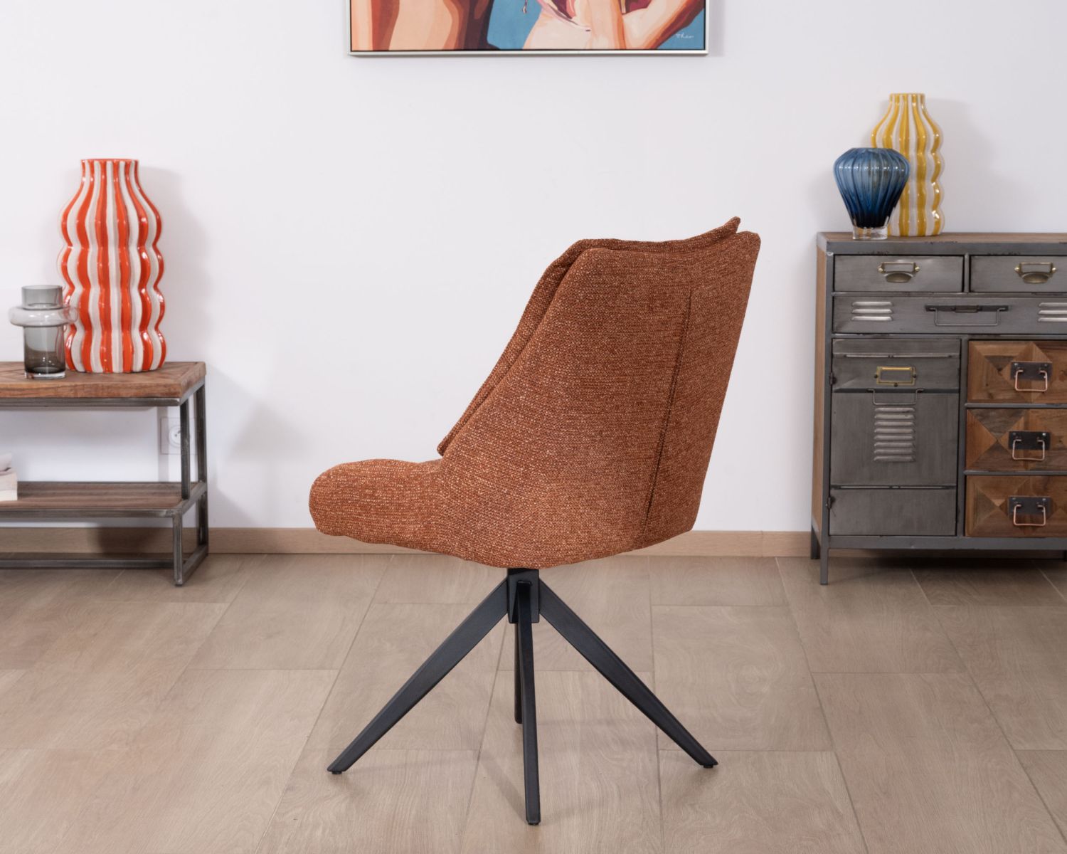 Lote de 2 sillas contemporáneas de tela color terracota «Webber» con base giratoria negra