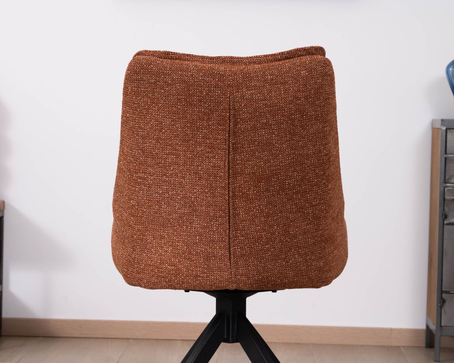 Lote de 2 sillas contemporáneas de tela color terracota «Webber» con base giratoria negra