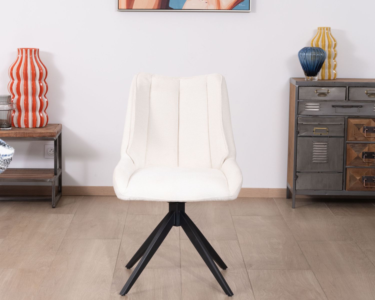 Lote de 2 sillas de comedor de tela blanca y pata giratoria de metal «Webber»