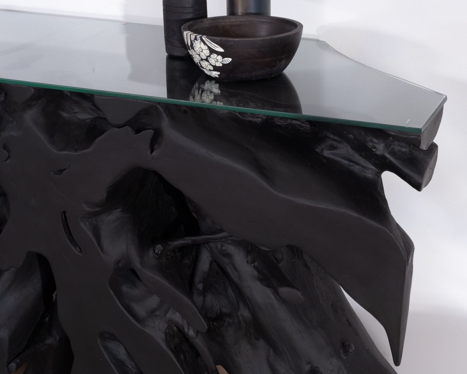 Consola de 150 cm de raíz de teca teñida de negro con tablero de cristal «Jungle»