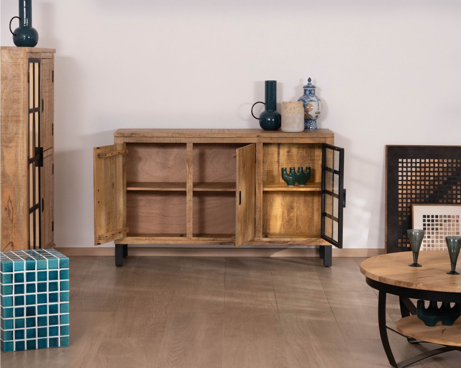 Pequeño aparador de madera maciza de mango con vitrina «Manelo» de 145 cm