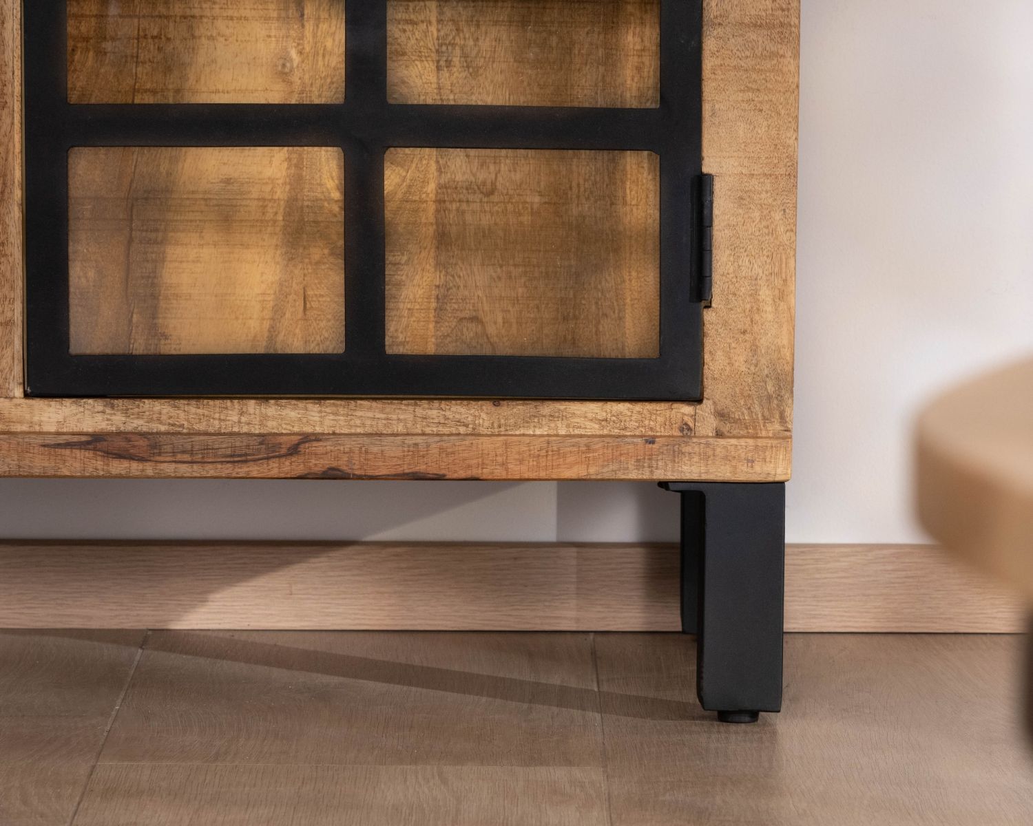 Pequeño aparador de madera maciza de mango con vitrina «Manelo» de 145 cm