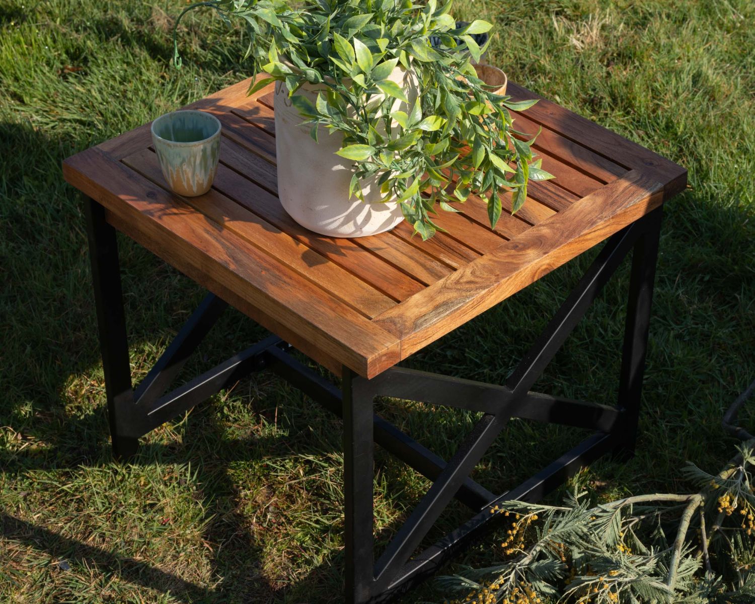 Mesita auxiliar cuadrada para exterior, de madera y metal, «Gardénia», 50 x 50 cm