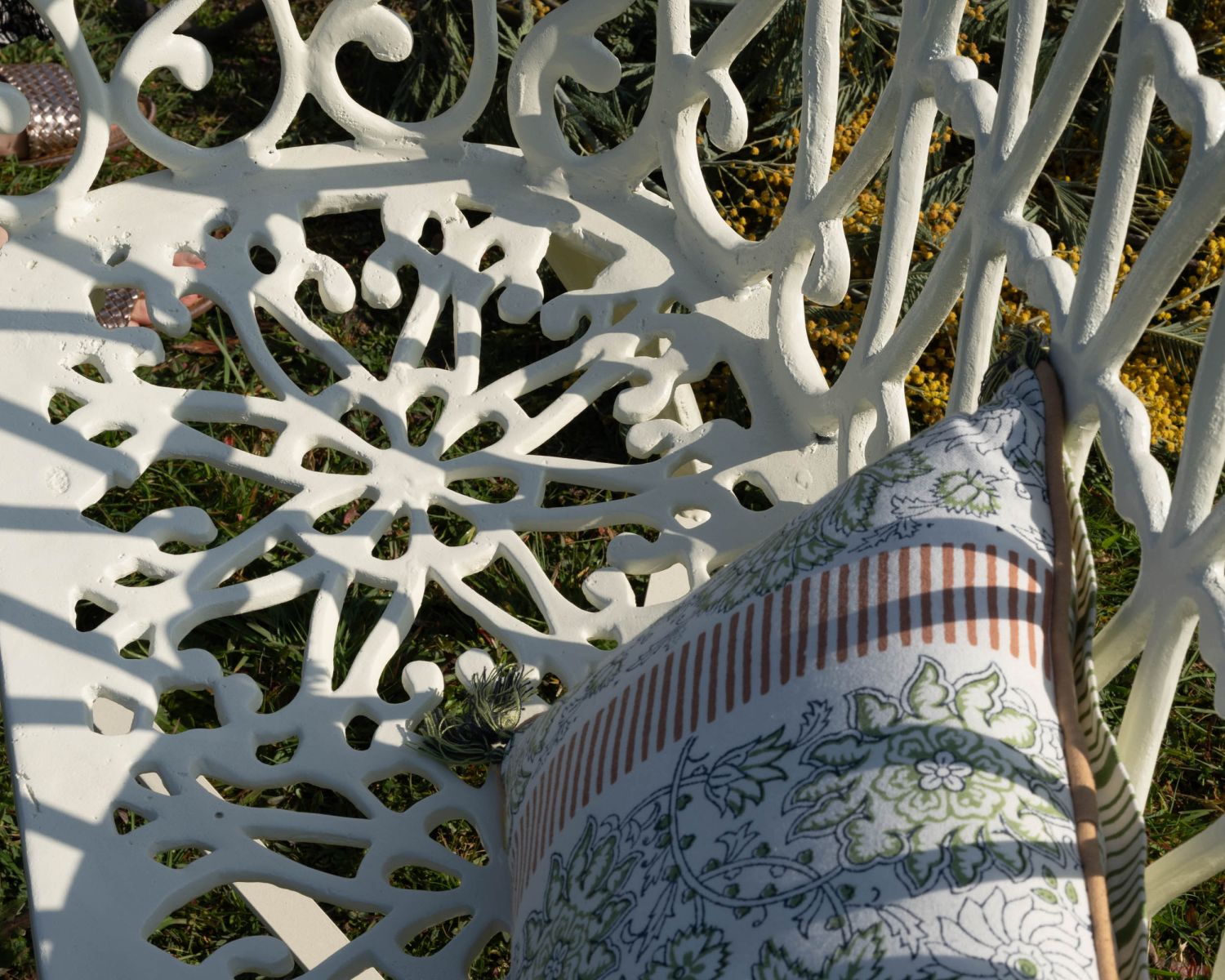 Silla de jardín de hierro fundido con acabado de hierro forjado blanco envejecido «Gardénia»