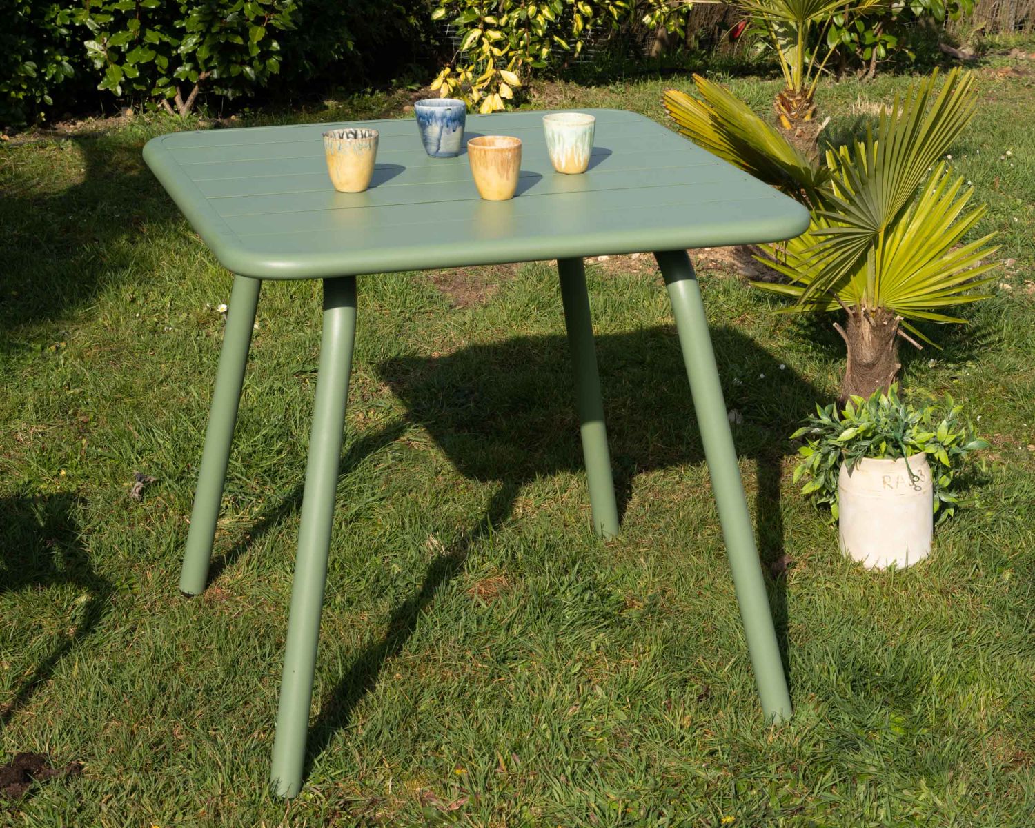 Mesita cuadrada de exterior de metal verde «Horizon», 80 cm