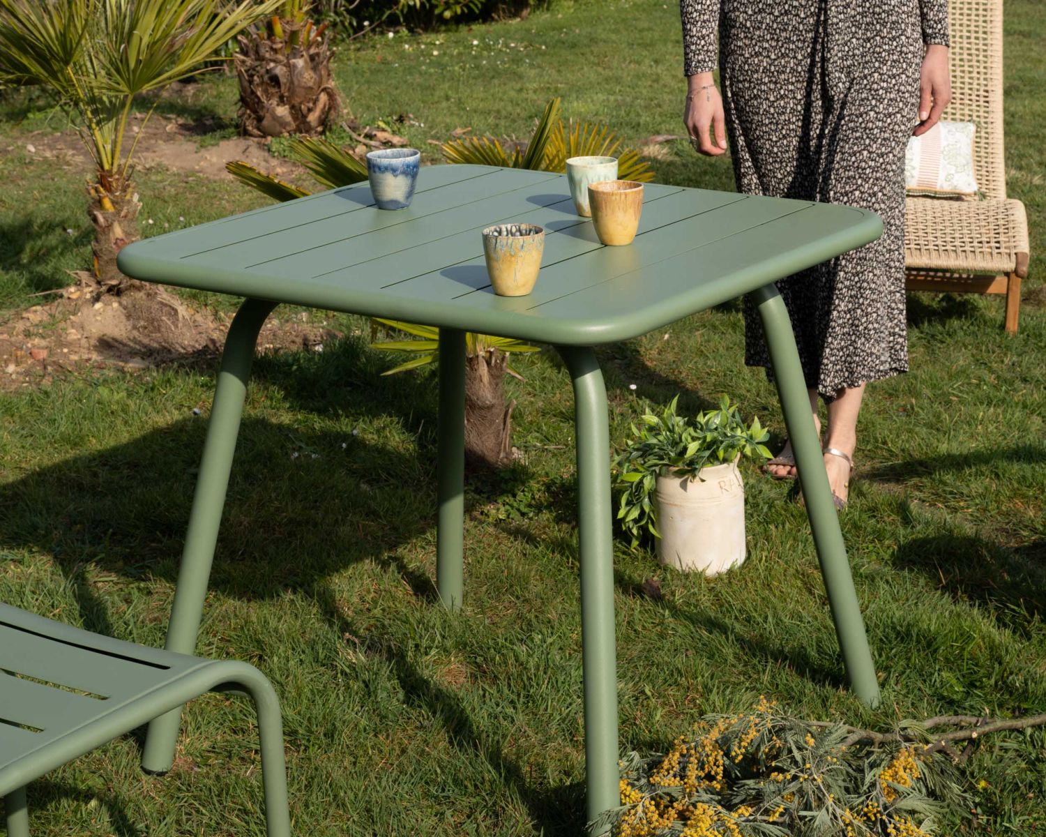 Mesita cuadrada de exterior de metal verde «Horizon», 80 cm