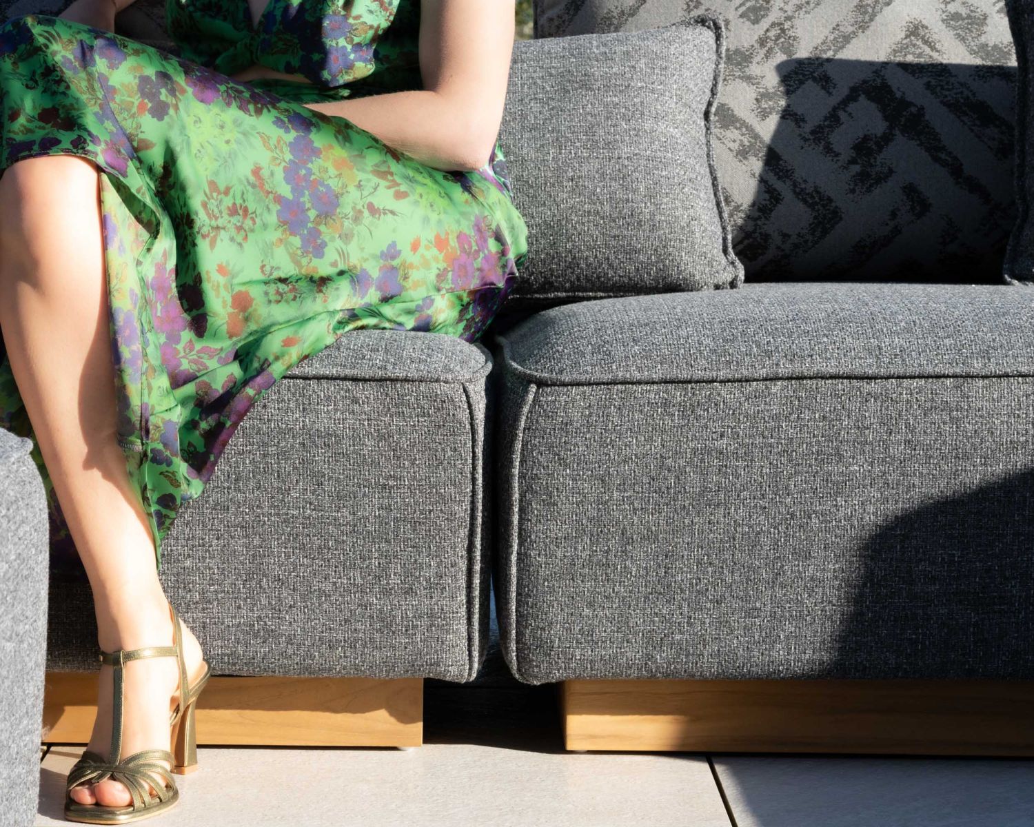 Sofá modular de exterior de teca y tela gris jaspeada «Armando», en forma de L con otomana