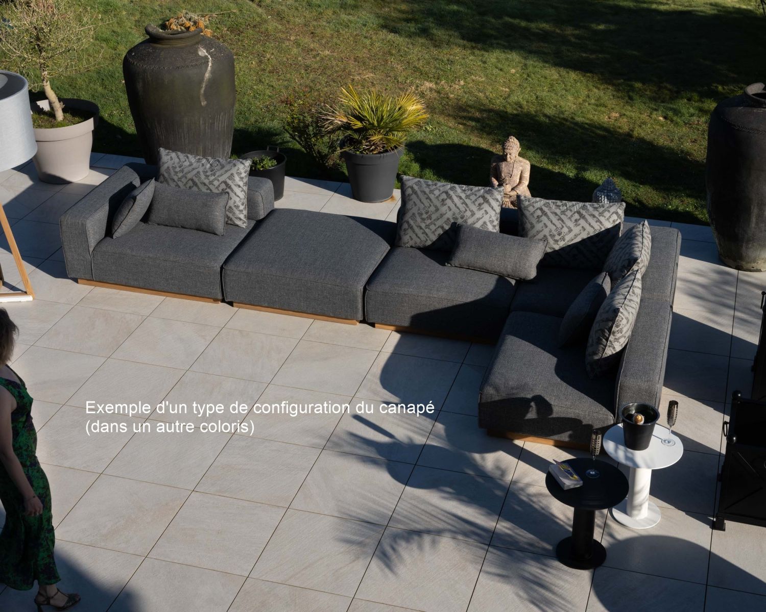 Sofá modular de exterior de teca y tela antracita «Armando», en esquina con otomana